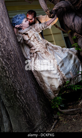 Vampir umfassenden mittelalterlichen woman Stockfoto