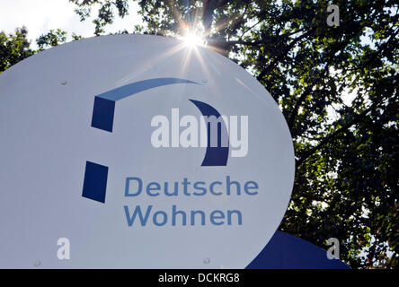 Die Sonne scheint hinter dem Logo von Immobilien-Unternehmen Deutsche Wohnen AG in Frankfurt Main, Deutschland, 20. August 2013. Deutsche Wohnen will seinen Konkurrenten GSW Immobilien übernehmen, da am selben Tag bekannt gegeben wurde. Foto: FRANK RUMPENHORST Stockfoto