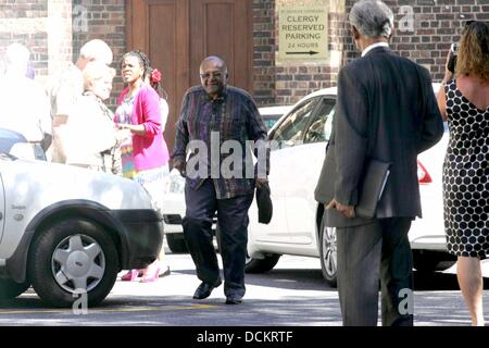 Erzbischof Desmond Tutu das Buch Mittagessen der autorisierten Biographie von Erzbischof Desmond Tutu mit dem Titel "Tutu: das autorisierte Porträt" an Str. Georges Kathedrale Cape Town, South Africa - 06.10.11 *** nicht verfügbar in Südafrika, verfügbar für den Rest der Welt *** Stockfoto