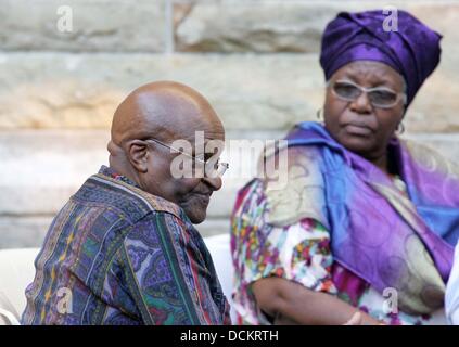 Erzbischof Desmond Tutu das Buch Mittagessen der autorisierten Biographie von Erzbischof Desmond Tutu mit dem Titel "Tutu: das autorisierte Porträt" an Str. Georges Kathedrale Cape Town, South Africa - 06.10.11 *** nicht verfügbar in Südafrika, verfügbar für den Rest der Welt *** Stockfoto