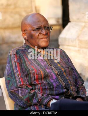 Erzbischof Desmond Tutu das Buch Mittagessen der autorisierten Biographie von Erzbischof Desmond Tutu mit dem Titel "Tutu: das autorisierte Porträt" an Str. Georges Kathedrale Cape Town, South Africa - 06.10.11 *** nicht verfügbar in Südafrika, verfügbar für den Rest der Welt *** Stockfoto