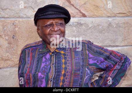 Erzbischof Desmond Tutu das Buch Mittagessen der autorisierten Biographie von Erzbischof Desmond Tutu mit dem Titel "Tutu: das autorisierte Porträt" an Str. Georges Kathedrale Cape Town, South Africa - 06.10.11 *** nicht verfügbar in Südafrika, verfügbar für den Rest der Welt *** Stockfoto