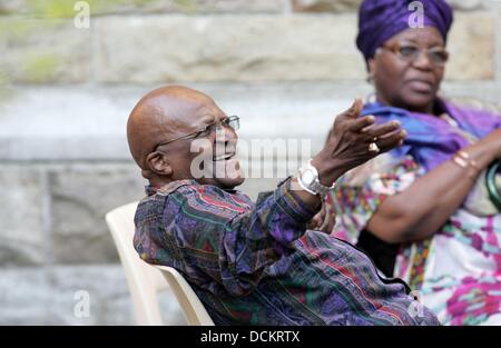 Erzbischof Desmond Tutu das Buch Mittagessen der autorisierten Biographie von Erzbischof Desmond Tutu mit dem Titel "Tutu: das autorisierte Porträt" an Str. Georges Kathedrale Cape Town, South Africa - 06.10.11 *** nicht verfügbar in Südafrika, verfügbar für den Rest der Welt *** Stockfoto