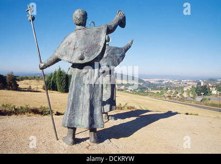 Skulpturen von Pilgern am Monte Gozo. Santiago De Compostela, La Coruña Provinz, Galizien, Spanien. Stockfoto