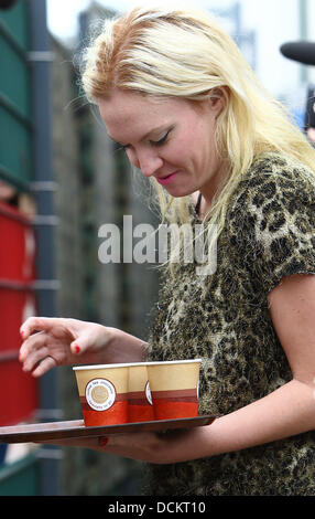 X-Factor "Finalist Kitty Brucknell heiße dient Getränke zu Fans warten außerhalb des Erscheinens Studios London, England - 07.10.11 Stockfoto