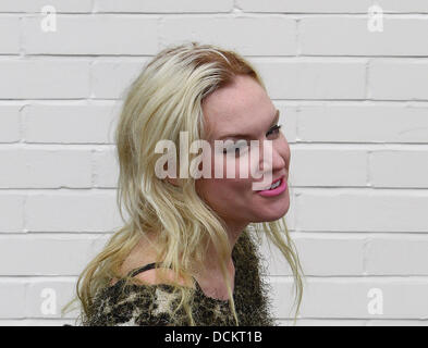 X-Factor "Finalist Kitty Brucknell heiße dient Getränke zu Fans warten außerhalb des Erscheinens Studios London, England - 07.10.11 Stockfoto