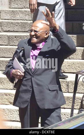 Desmond Tutu das Buch Mittagessen der autorisierten Biographie von Erzbischof Desmond Tutu mit dem Titel "Tutu: das autorisierte Porträt" an Str. Georges Kathedrale Cape Town, South Africa - 06.10.11 *** nicht verfügbar in Südafrika, verfügbar für den Rest der Welt *** Stockfoto