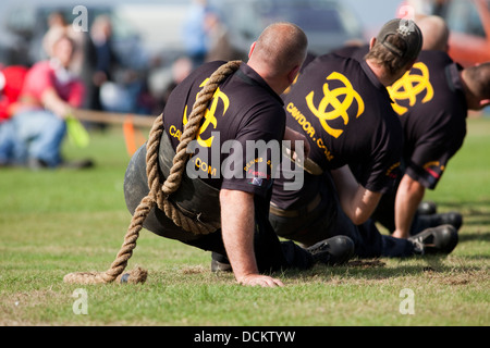 Nairn, Schottland - 17. August 2013: Ein Tauziehen-Wettbewerb an den Nairn Highland Games Stockfoto