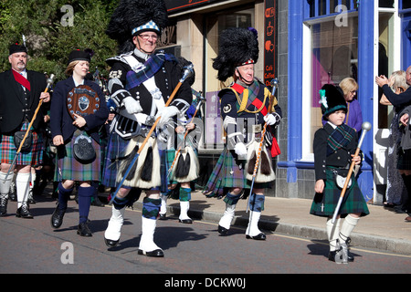 Nairn, Schottland - 17. August 2013: Drum Major führt ihre Marschmusik durch die High Street in Nairn. Stockfoto