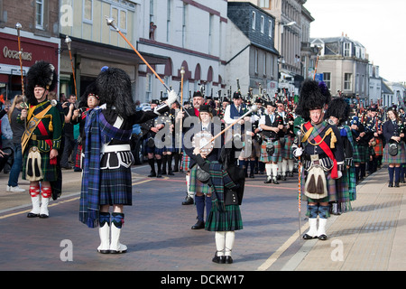 Nairn, Schottland - 17. August 2013: Drum Major führt ihre Marschmusik durch die High Street in Nairn. Stockfoto