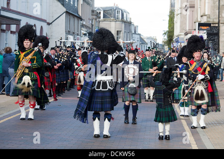 Nairn, Schottland - 17. August 2013: Drum Major führt ihre Marschmusik durch die High Street in Nairn. Stockfoto