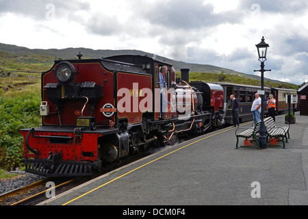 Welsh Highland Railway Beyer-Garratt Dampflok (ex-SAR) an Rhydd Ddu Station in Snowdonia mit dem Zug nach Caernarfon. Stockfoto