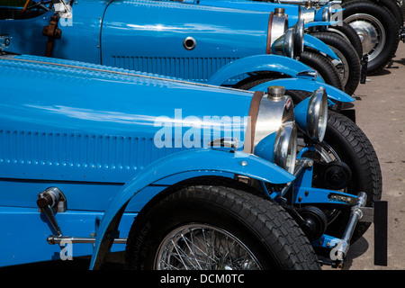 Eine Reihe von französischen Rennwagen Bugatti Typ 37 Classic Racing Cars in französischem Rennblau, England Stockfoto