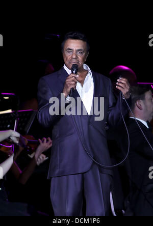 Johnny Mathis in Manchester MEN Arena durchführen. Manchester, England - 16.10.11 Stockfoto