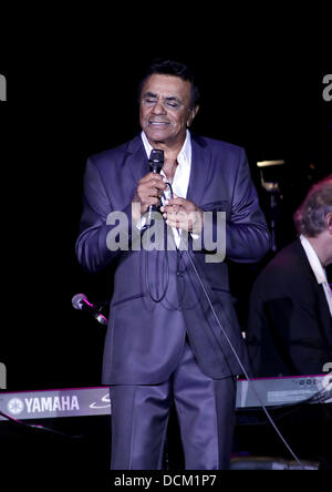 Johnny Mathis in Manchester MEN Arena durchführen. Manchester, England - 16.10.11 Stockfoto