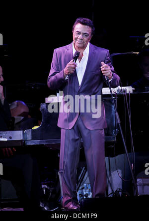 Johnny Mathis in Manchester MEN Arena durchführen. Manchester, England - 16.10.11 Stockfoto