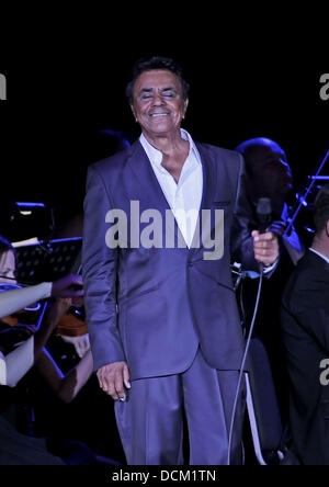 Johnny Mathis in Manchester MEN Arena durchführen. Manchester, England - 16.10.11 Stockfoto