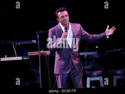 Johnny Mathis in Manchester MEN Arena durchführen. Manchester, England - 16.10.11 Stockfoto