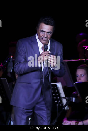 Johnny Mathis in Manchester MEN Arena durchführen. Manchester, England - 16.10.11 Stockfoto