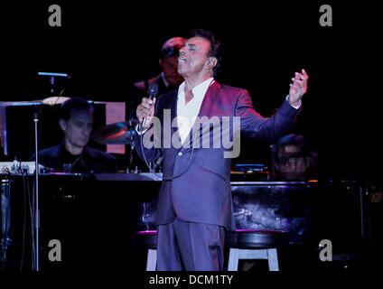 Johnny Mathis in Manchester MEN Arena durchführen. Manchester, England - 16.10.11 Stockfoto