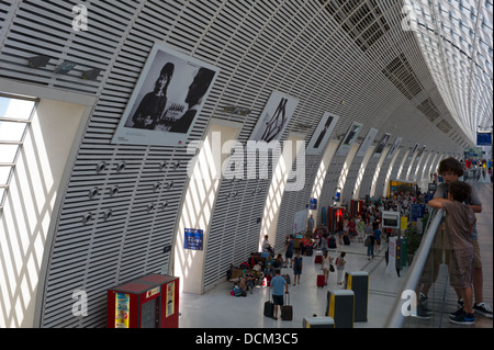 Gare d ' Avignon TGV diese Station wurde 2001 eröffnet, wurde von der SNCF, Jean-Marie Duthilleul und Jean-François Blassel konzipiert. Stockfoto