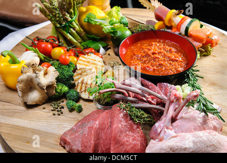 Rohes Fleisch und Gemüse Stockfoto
