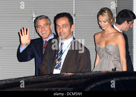 George Clooney und Stacy Keibler Ankunft bei der Paris-Premiere von "The Descendants" im Kino UGC Normandie Paris, Frankreich - 18.10.11 Stockfoto