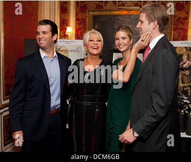 Ivana Trump und Ivanka Trump, Donald Trump Jr. und Eric Trump Ivana Living Legend Wine Collection launch am 10 East 64th Street New York City, USA - 18.10.11 Stockfoto