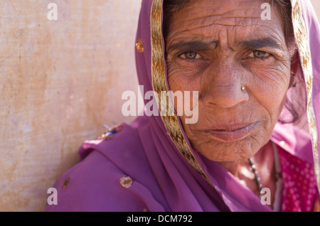 Ältere indische Frau in lila Sari bei Amber (Amer) Fort / Schloss - Jaipur, Rajasthan, Indien Stockfoto