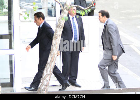 Nicolas Sarkozy angekommen "Clinique De La Muette" in Paris, wo Carla Bruni - Sarkozy um ihr Baby zu haben soll.  Paris, Frankreich - 19.10.11 Stockfoto