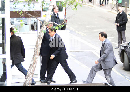 Nicolas Sarkozy angekommen "Clinique De La Muette" in Paris, wo Carla Bruni - Sarkozy um ihr Baby zu haben soll.  Paris, Frankreich - 19.10.11 Stockfoto