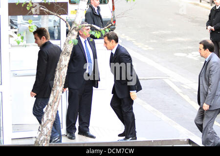 Nicolas Sarkozy angekommen "Clinique De La Muette" in Paris, wo Carla Bruni - Sarkozy um ihr Baby zu haben soll.  Paris, Frankreich - 19.10.11 Stockfoto