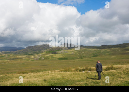 Männlichen Fotografen auf Birker fiel, Nationalpark Lake District, Cumbria, England UK Stockfoto