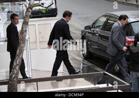 Der französische Präsident Nicolas Sarkozy ist Entlassung der Clinique De La Muette wo seine Frau Carla Bruni vor kurzem entbunden hat ein Mädchen gesehen. Das Baby war drei Wochen überfällig Paris, Frankreich - 20.10.11 Stockfoto