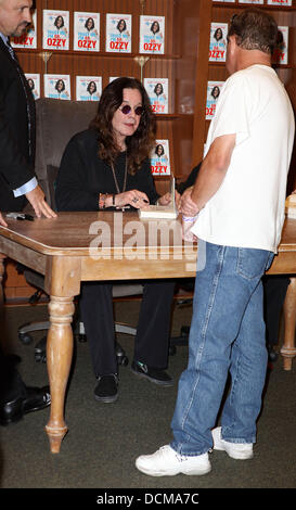 Ozzy Osbourne bei seinem Booksigning für "Vertrauen Sie mir, ich bin Dr. Ozzy" bei Barnes and Noble Las Vegas, Nevada - 20.10.11 Stockfoto