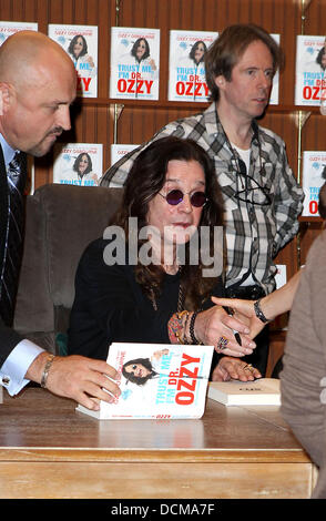 Ozzy Osbourne bei seinem Booksigning für "Vertrauen Sie mir, ich bin Dr. Ozzy" bei Barnes and Noble Las Vegas, Nevada - 20.10.11 Stockfoto