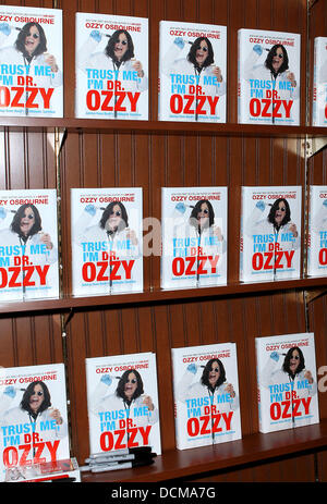 Ozzy Osbourne bei seinem Booksigning für "Vertrauen Sie mir, ich bin Dr. Ozzy" bei Barnes and Noble Las Vegas, Nevada - 20.10.11 Stockfoto