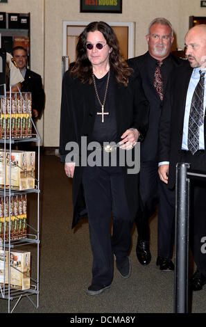 Ozzy Osbourne bei seinem Booksigning für "Vertrauen Sie mir, ich bin Dr. Ozzy" bei Barnes and Noble Las Vegas, Nevada - 20.10.11 Stockfoto