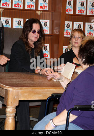 Ozzy Osbourne bei seinem Booksigning für "Vertrauen Sie mir, ich bin Dr. Ozzy" bei Barnes and Noble Las Vegas, Nevada - 20.10.11 Stockfoto