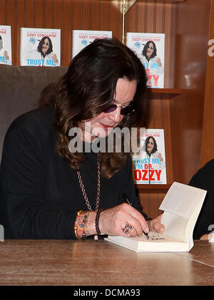 Ozzy Osbourne bei seinem Booksigning für "Vertrauen Sie mir, ich bin Dr. Ozzy" bei Barnes and Noble Las Vegas, Nevada - 20.10.11 Stockfoto