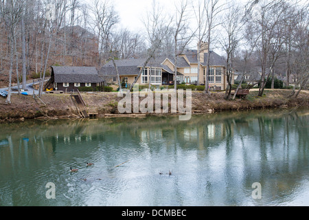 Einem großen weitläufigen Haus am Ufer eines Flusses mit Enten schwimmen vorbei Stockfoto