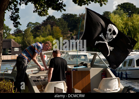 Jolly Roger Piratenflagge Totenkopf Flusses Bure mieten Boot Kreuzer Norfolk Broads England Großbritannien Stockfoto