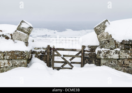 Das Tor zum Milecastle 37 am Hadrianswall schneebedeckt, Nationalpark Northumberland, England Stockfoto