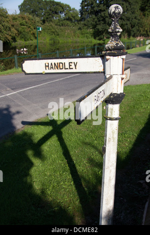 Dorf von Coddington, England. Malerische Sommer mit Blick auf eine rustikale Dorf Richtung Schriftzug. Stockfoto