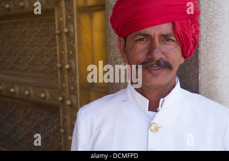 Indian-Guard mit roten Turban am Stadtschloss - Jaipur, Rajasthan, Indien Stockfoto