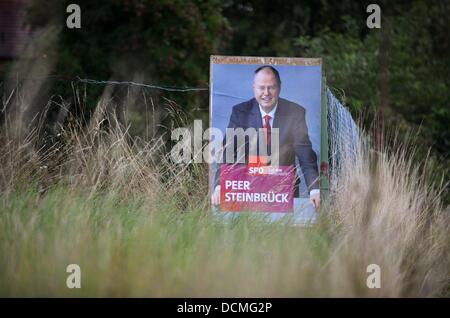 Der Kanzlerkandidat der SPD, Peer Steinbrück, Lächeln auf einem Plakat an einem Zaun in der Nähe von Gudensberg, Deutschland, 20. August 2013 befestigt. Foto: UWE ZUCCHI Stockfoto