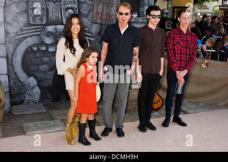 Billy Bob Thornton mit seiner Freundin Connie Angland und Kinder der Los-Angeles-Premiere von "Puss in Boots" statt auf das Regency Los Angeles, Kalifornien - 23.10.11 Stockfoto