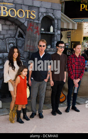 Billy Bob Thornton mit seiner Freundin Connie Angland und Kinder der Los-Angeles-Premiere von "Puss in Boots" statt auf das Regency Los Angeles, Kalifornien - 23.10.11 Stockfoto