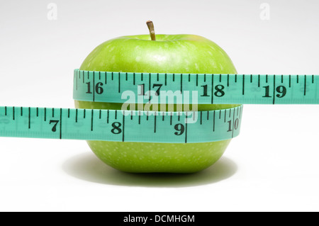 Maßband umwickelt grüner Apfel Stockfoto