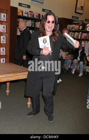 Ozzy Osbourne bei seinem Booksigning für "Vertrauen Sie mir, ich bin Dr. Ozzy" bei Barnes and Noble Las Vegas, Nevada - 20.10.11 Stockfoto